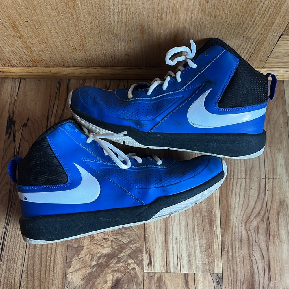 Nike Team Hustle D7 youth 6 mid top blue white basketball athletic sneaker shoes